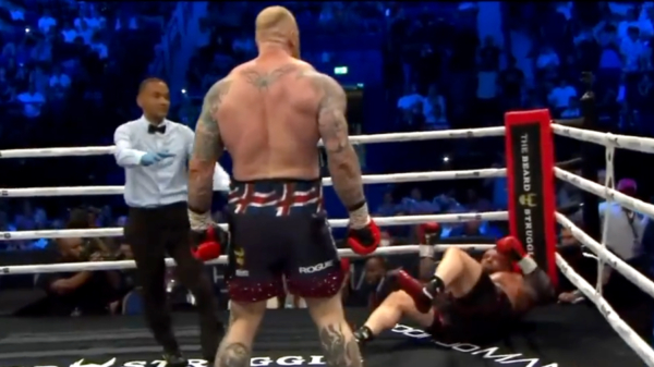 Hafþór Björnsson verslaat Eddie Hall in de 'de zwaarste bokswedstrijd in de geschiedenis'