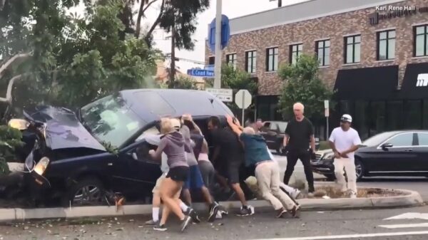 Mensen duwen rokende SUV omver om inzittenden te bevrijden