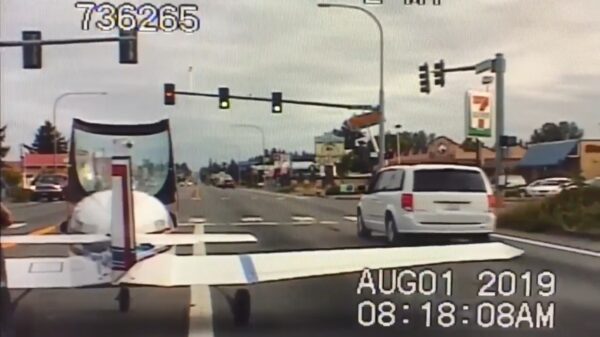 Vliegtuig landt netjes voor stoplicht na perfect uitgevoerde noodlanding op drukke weg