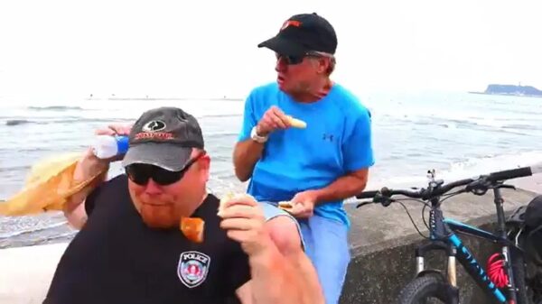 Gasten besluiten gezellig te gaan lunchen met een hongerige roofvogel