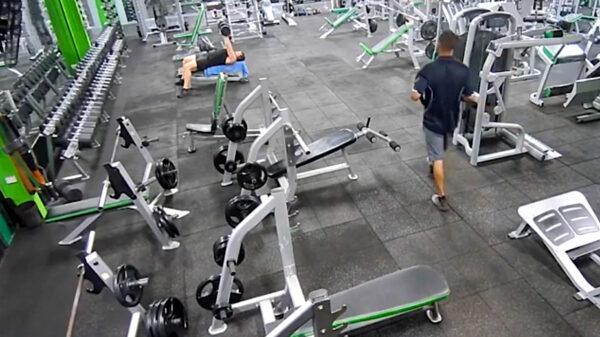 Man struikelt en laat 'per ongeluk' gewicht van 20 kilo op iemands hoofd vallen