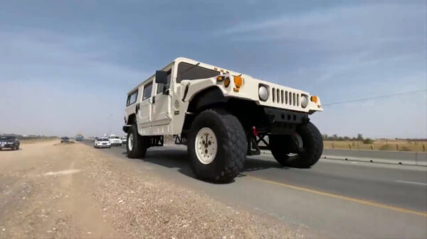 De grootste Hummer ter wereld is echt heel, héél erg groot