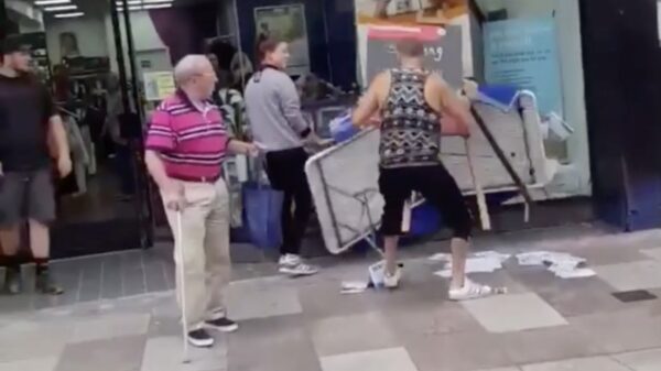 Drugsgekkie gaat op een rampage en sloopt alles wat hij tegenkomt