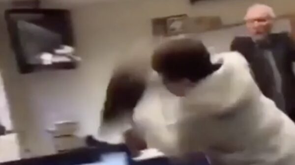 Leerling die full retard gaat wordt vakkundig verwijderd door de reus van de klas