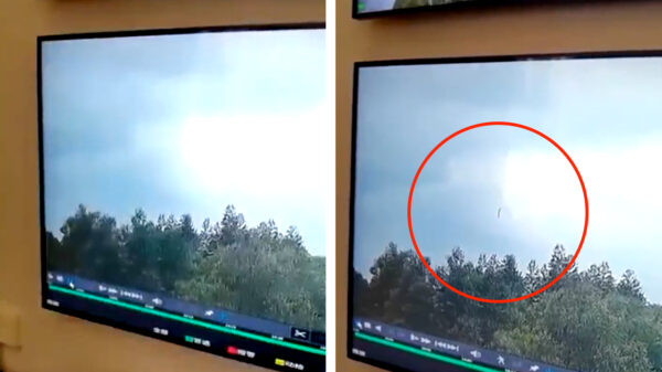 Beelden van de Chinese Boeing 737 die gisteren loodrecht naar beneden stortte