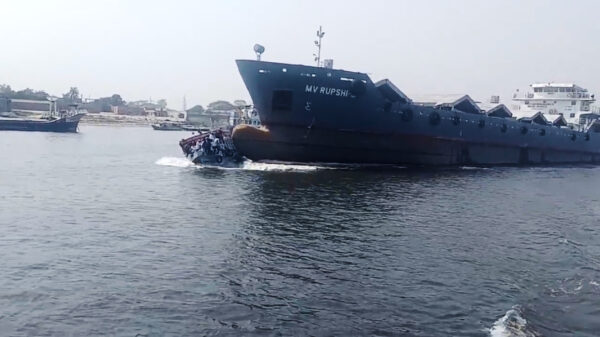 Vrachtschip vaart over bootje heen in Bangladesh, 6 mensen hebben het niet overleefd