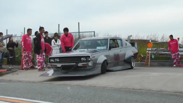 Japanse Bosozoku-auto's hebben de nodige struggles met een simpel opritje