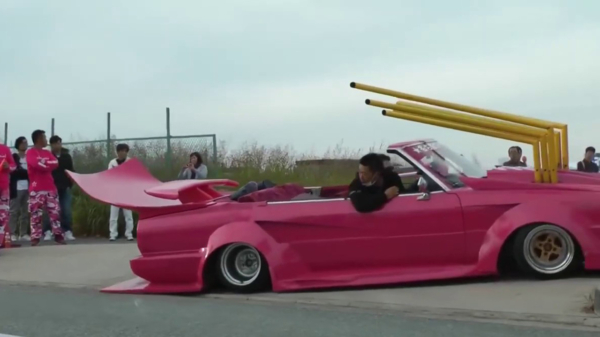 Japanse Bosozoku-auto's hebben de nodige struggles met een simpel opritje