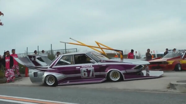 Japanse Bosozoku-auto's hebben de nodige struggles met een simpel opritje