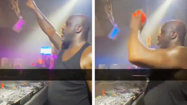 Shaq bewijst tijdens DJ-set dat ’ie zijn oude skills ook nog steeds heeft