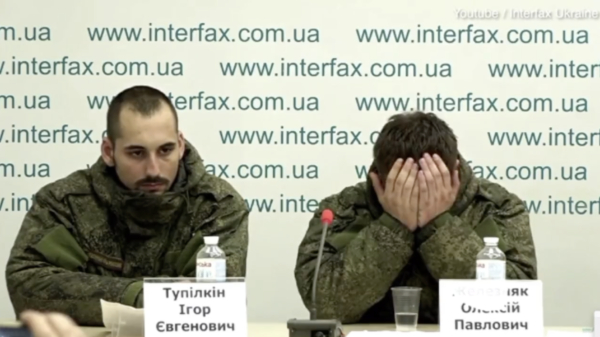 Gevangen Russische soldaten huilen om verlies vrienden en noemen Vladimir Poetin een leugenaar