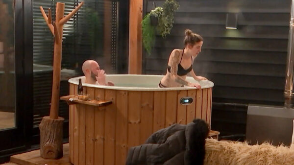 Coen geniet in de hot tub even nét iets te hard van het achterwerk van zijn LLDL-date