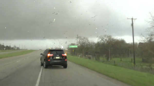 Tornado in Texas gooit pickup op z'n kop, maar rijdt door alsof er niets is gebeurd
