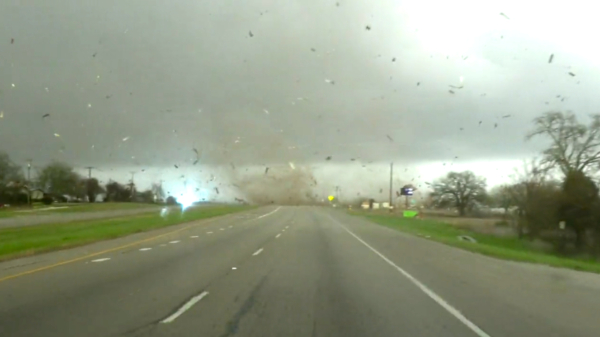 Tornado in Texas gooit pickup op z'n kop, maar rijdt door alsof er niets is gebeurd