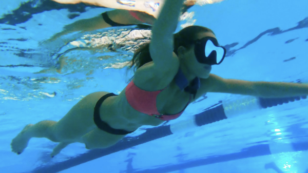 Adembenemend mooie onderwaterbeelden van een freediver in het zwembad