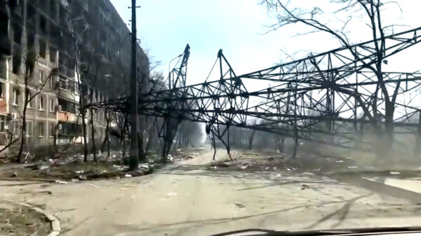 Apocalyptische beelden als je door een compleet verwoest Marioepol rondrijdt