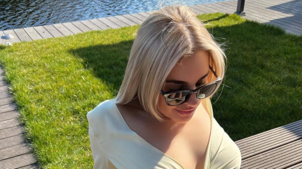 Gaby Blaaser heeft weer een reden gevonden om zo min mogelijk aan te trekken: lente