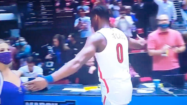 Ophef in Amerika: grijpt deze basketballer de cheerleader nou bij haar boezem of niet?