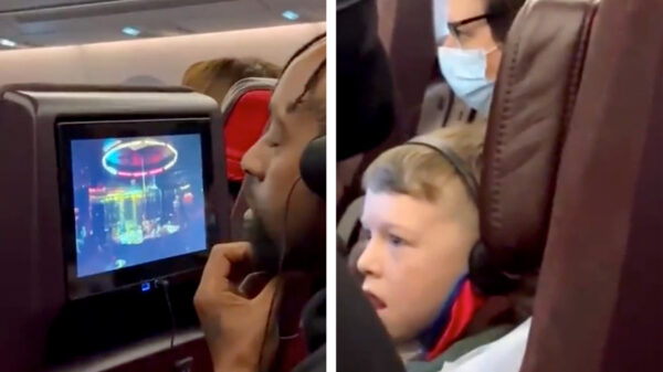 Ondertussen in het vliegtuig: stiekem naar de film van de buurman gluren