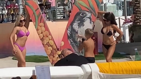 Koter helpt moeder met het maken van nieuwe content voor haar OnlyFans-pagina