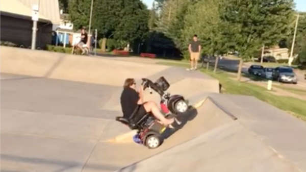 Stef(anie) Stuntpiloot crasht met haar scootmobiel in het skatepark