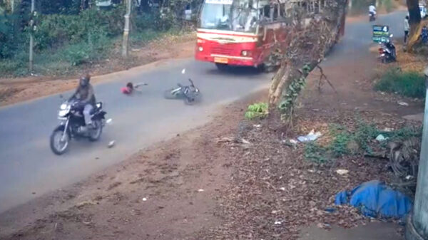 Jochie heeft al het geluk van de wereld als hij de weg op knalt