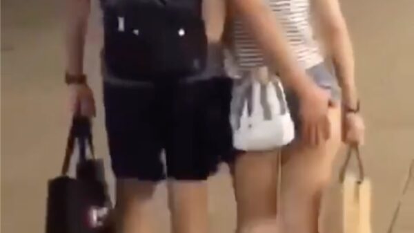 Gast heeft zijn handenvol aan nieuwe vriendin