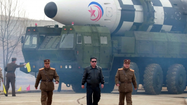 Zieke promotievideo van Lil' Kim Jong-un die een ballistische raket test