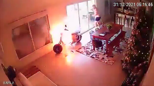 Leipe shit ouwe: elektrische step vliegt tijdens het opladen spontaan in de fik