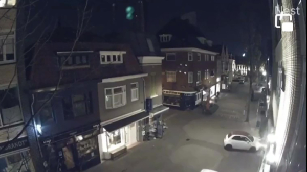 Voetganger in Eindhoven nét niet aangereden door idioot in Fiat 500 die bewust op hem inrijdt
