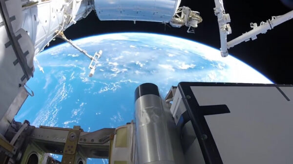 Vette astronauten-POV van een spacewalk rondom het ISS