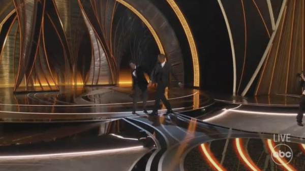 Woedende Will Smith slaat Chris Rock tijdens Oscars na grap over zijn vrouw