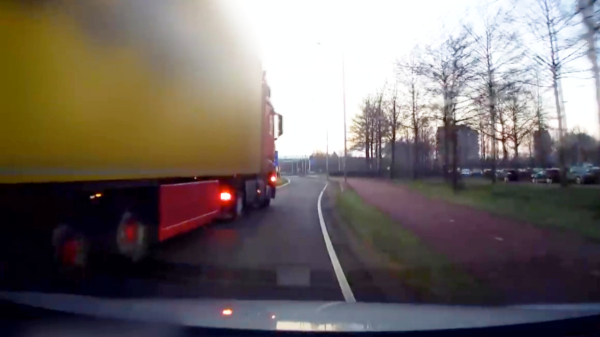 Vrachtwagenchauffeur bokt 'm naar rechts en drukt bijna auto van de weg in Papendrecht