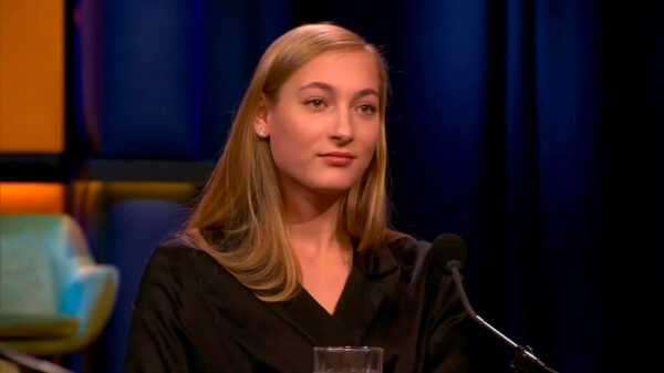 Toch nog even gluren naar de foto van S10 waarin ze in semi 'Eva-kostuum' poseert