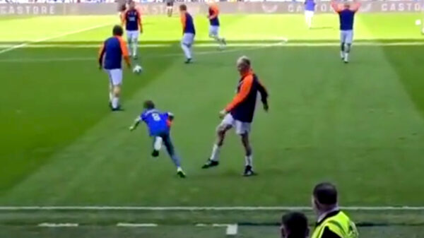 Veel kritiek op Paul Gascoigne die tijdens benefietwedstrijd een kind 'onderuit trapt'