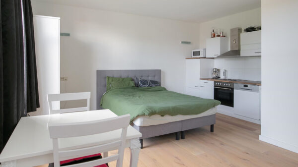 Voor slechts 6 ton kun je vanuit je bed koken in dit royale Amsterdamse appartement van 37 m²