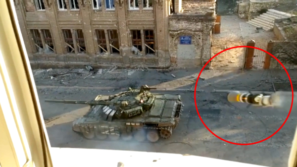 Oekraïense soldaten proberen van té dichtbij een Russische T-72B tank uit te schakelen