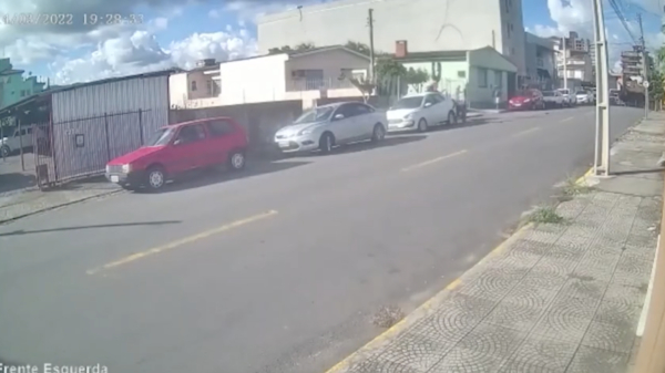 Braziliaan slooft zich lekker uit door op z'n motor een wheelie te poppen