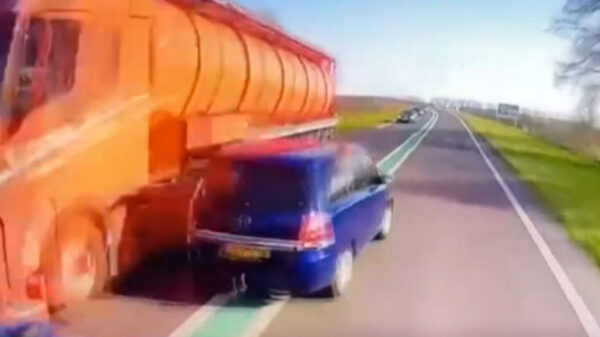 Opel-bestuurder doet compleet geschifte inhaalactie tussen twee vrachtwagens door