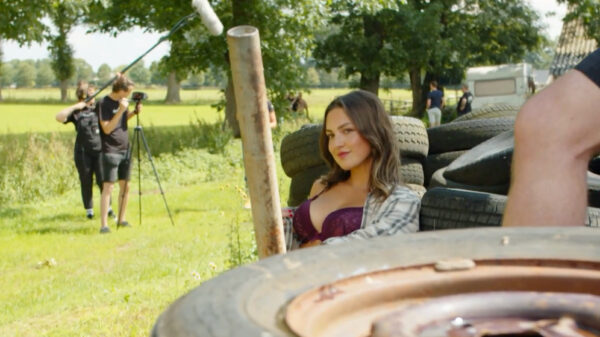 Beelden van de pikante shoot van de 19-jarige boerin Gwen uit Katwoude
