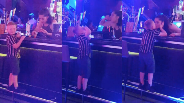 Verlegen 7-jarig jochie krijgt zijn eerste shotje én zijn eerste kusje van de barvrouw