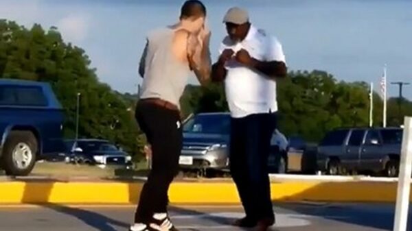 Oude eindbaas slaat jonge gast uit zijn schoenen tijdens road rage