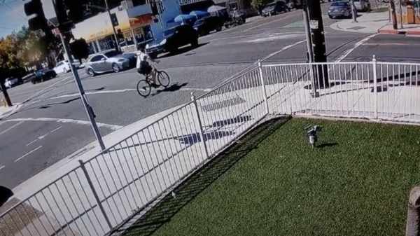 Deze fietser in San José leeft nog DANKZIJ een botsing tussen 2 auto's