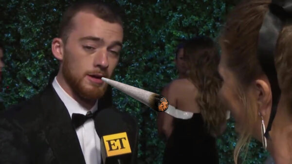 Acteur Angus Cloud probeert zich zo stoned als een bos uien door een interview te worstelen