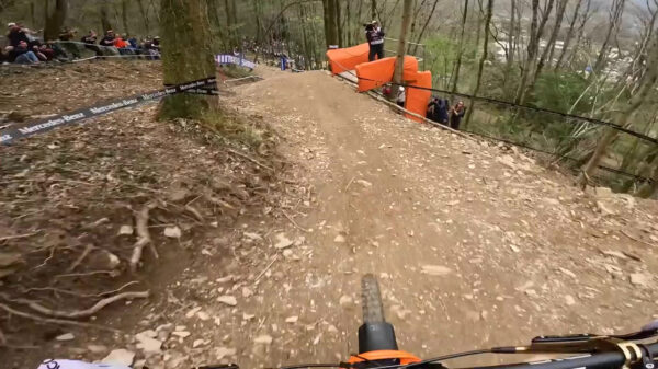 Amaury Pierron stort zich op zijn MTB van een compleet geschift parcours af