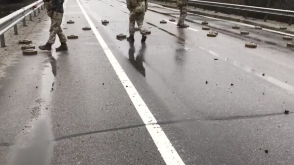Mijnen verwijderen op de weg van Kiev naar warsaw doe je zo