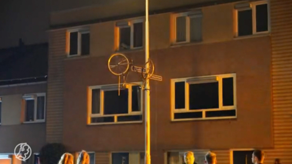Hoe dan: fiets vliegt metershoog de lucht in na aanrijding, blijft hangen aan straatnaambord in Nijmegen