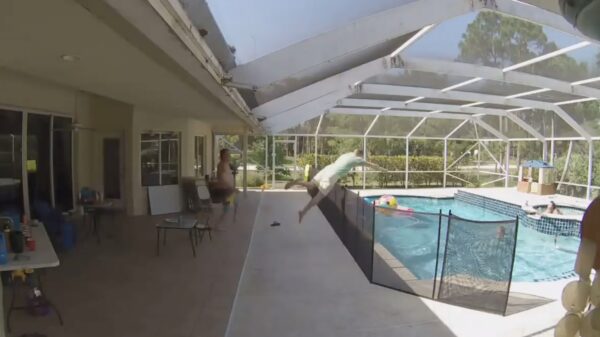 Superman ziet zoontje in het zwembad vallen en springt er sierlijk achteraan!