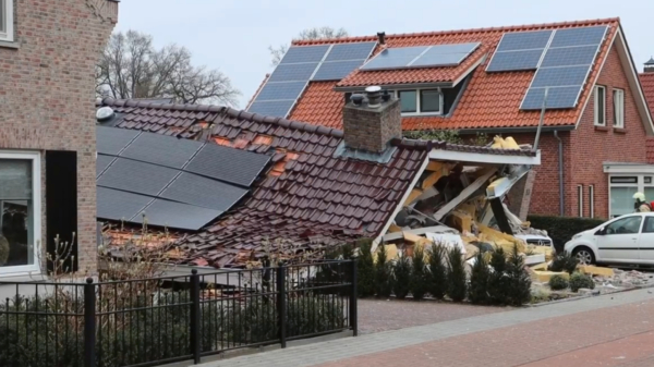 Bizar: compleet huis in Oldenzaal ingestort, twee mensen onder puin vandaan gehaald