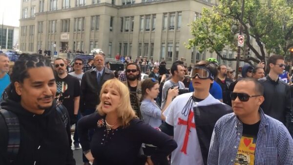 Vrouwelijke Trump-supporter wordt gepeppersprayed door laffe Antifa droeftoeters